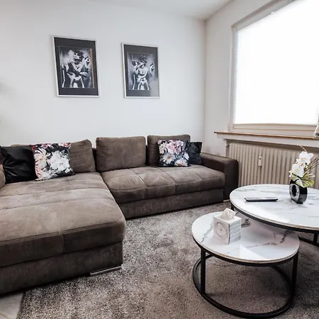 Bold & Black - Balcony - Netflix - Wifi - 5 Person