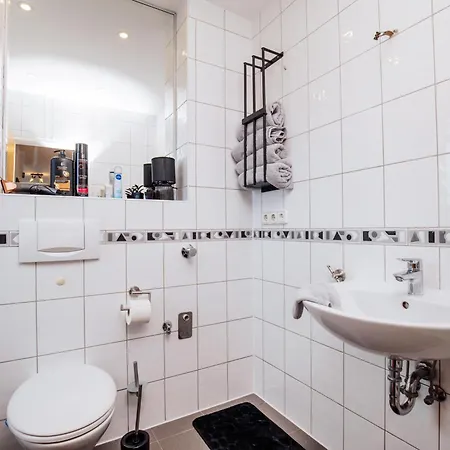 Bold & Black - Balcony - Netflix - Wifi - 5 Person