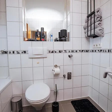 Bold & Black - Balcony - Netflix - Wifi - 5 Person Appartement *