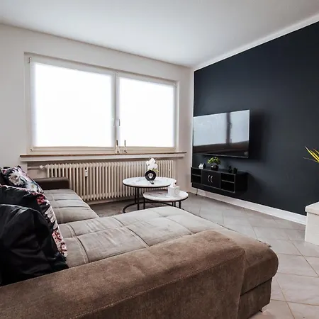 Bold & Black - Balcony - Netflix - Wifi - 5 Person Apartment *