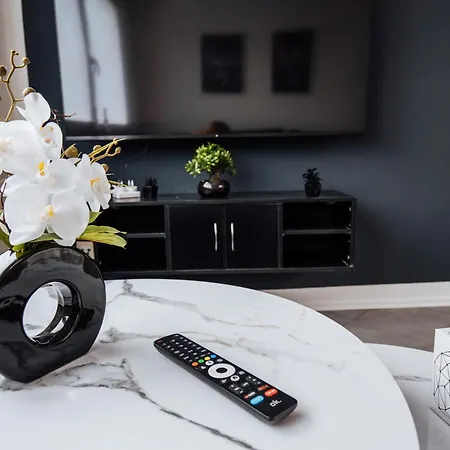 Bold & Black - Balcony - Netflix - Wifi - 5 Person Apartment *