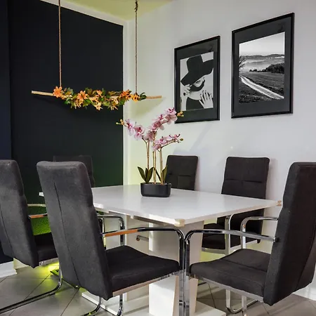 Bold & Black - Balcony - Netflix - Wifi - 5 Person