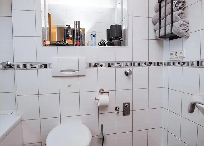 Bold & Black - Balcony - Netflix - Wifi - 5 Person Lägenhet *