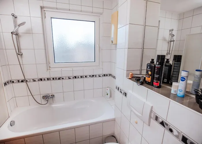 Bold & Black - Balcony - Netflix - Wifi - 5 Person Apartment Bochum