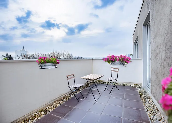 Bold & Black - Balcony - Netflix - Wifi - 5 Person