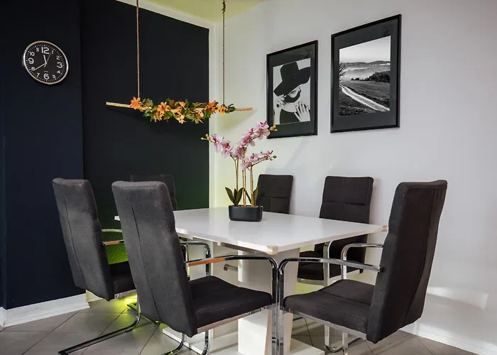 Bold & Black - Balcony - Netflix - Wifi - 5 Person